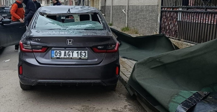 İnegöl'de Lodosun Savaş Açtığı Araç