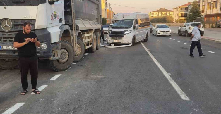 İnegöl'de servis minibüsü kamyona çarptı: sürücü ağır yaralandı