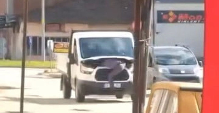 İnegöl'de Seyir Halindeki Kamyonetin Motorunu Kontrol Eden Tamirci