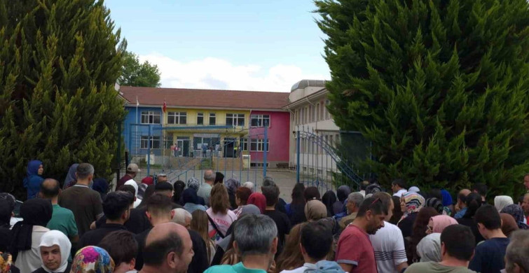 İnegöl'de sınav sırasında rahatsızlanan genç hastaneye kaldırıldı