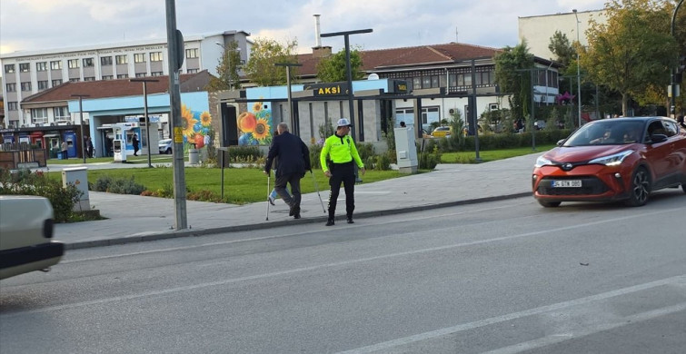 İnegöl'de Trafik Polisi, Yaşlıya Yardımcı Oldu
