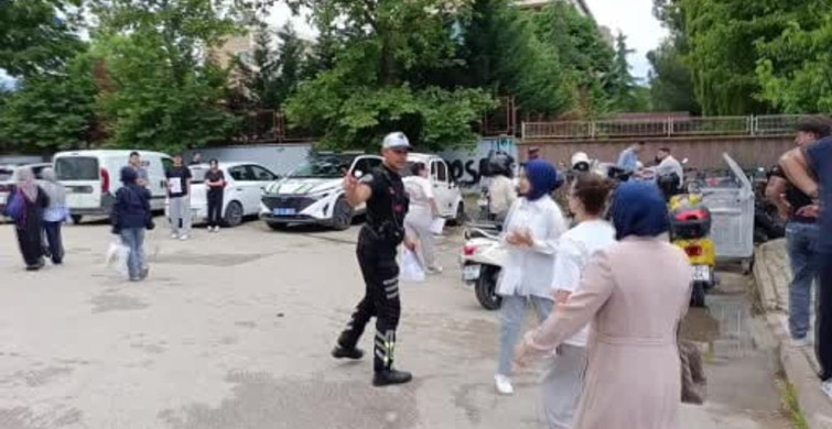 İnegöl'de trafik polisleri öğrencilerin yardımına koştu