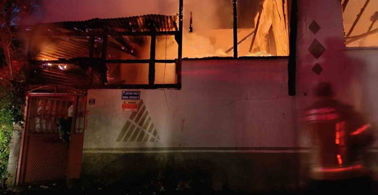 İnegöl'de Yangın: Tek Katlı Ev Kül Oldu