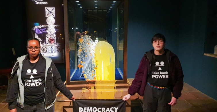 İngiltere'de Muhallebili Kraliyet Tacı İsyanı