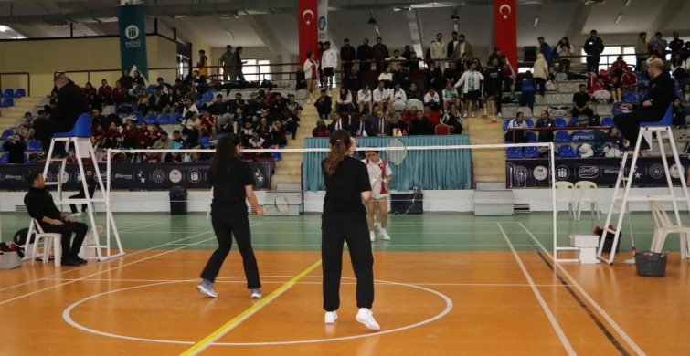 İnönü Üniversitesi Badminton Müsabakalarına Ev Sahipliği Yapıyor