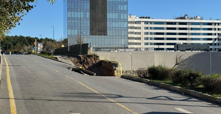 İnşaat Duvarı Çöktü: Ümraniye'de Yol Güvenliği Tehdit Altında İnşaat Duvarı Çöktü: Ümraniye'de Yol Güvenliği Tehdit Altında