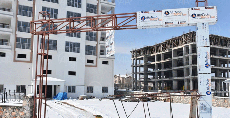 İnşaat İskelesi Yıkıldı: 2 Kişi Yaralı!