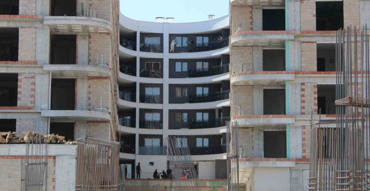 İnşaatın tepesine çıkan şahıs, ekiplerin çabasıyla ikna edildi