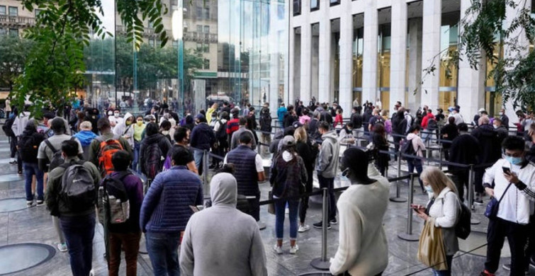 iPhone 13 Almak İsteyenler Metrelerce Kuyruk Oluşturdu!