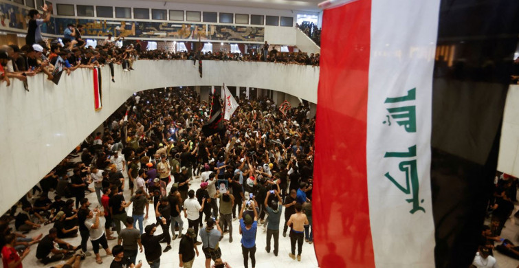 Irak’ta ortalık karıştı: Yeşil Bölge’nin duvarını yıkıp meclisi bastılar