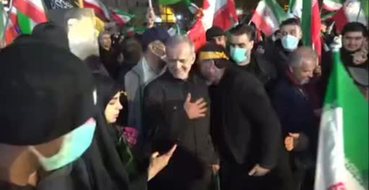 İran Cumhurbaşkanı Pezeşkiyan ve Dışişleri Bakanı Arakçi Tahran'daki Gösterilere Katıldı