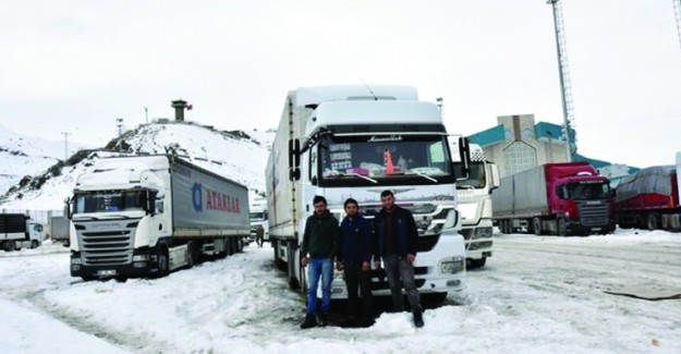İran'a Geçecek TIR'lara Sınır Kapısında Kota Engeli