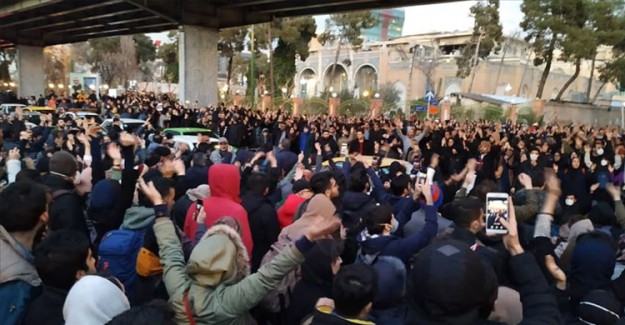 İran'da Protestocular Sokakları Yeniden Dolduruyor