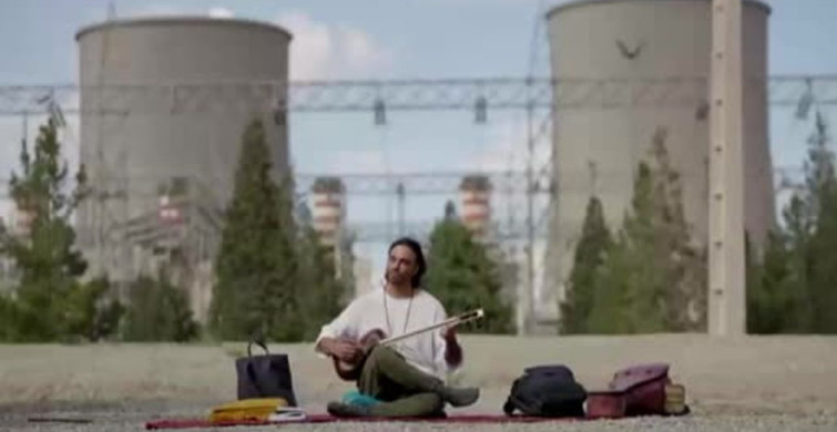 İranlı Müzisyenden Enerji Santrali Önünde Protesto Eylemi