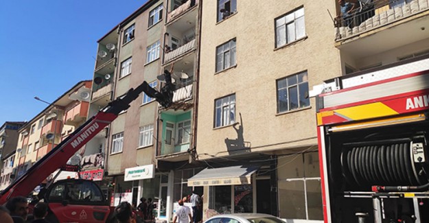 İş Makinesiyle 60 Hayatı Kurtardı