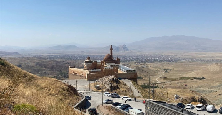 İshak Paşa Sarayı Yaz Tatilinde İlgi Odağı