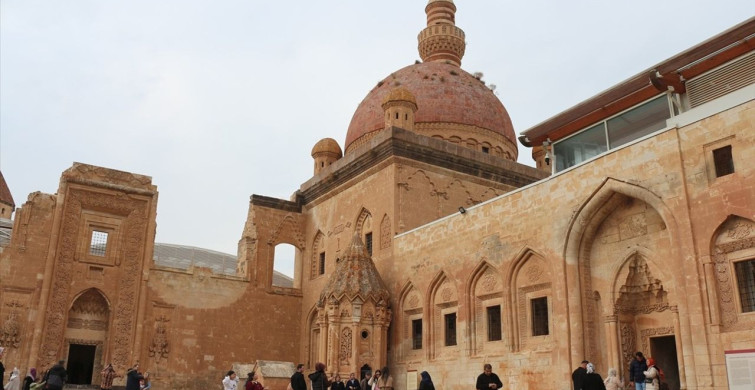 İshak Paşa Sarayı'nda Ara Tatil Yoğunluğu