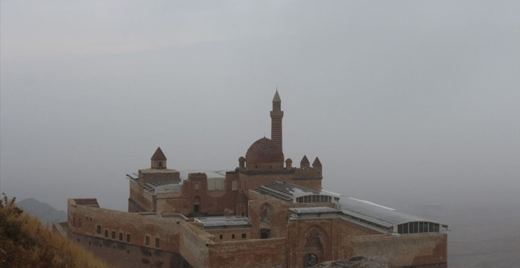 İshak Paşa Sarayı'nın Etrafı Siste Kayboldu