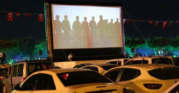 İskenderun’da Açık Havada Sinema Keyfi