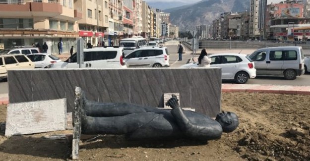 İskenderun'da Bulunan İsmet İnönü Heykeli Fırtınada Yıkıldı