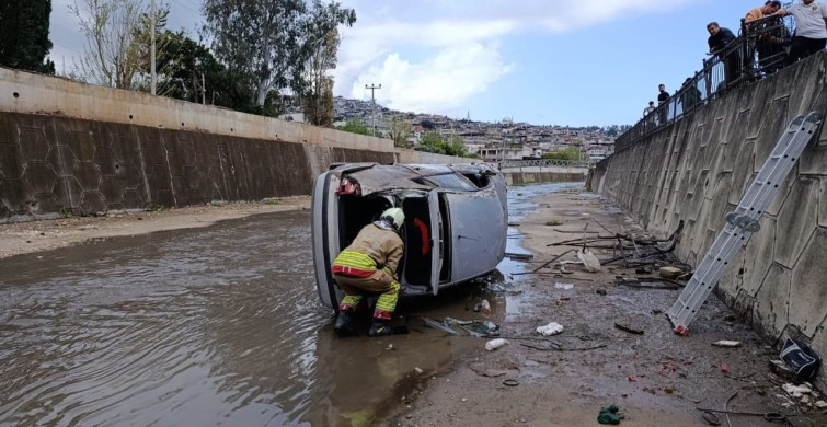 İskenderun'da Kanala Düşen Otomobilde İki Kişi Yaralandı