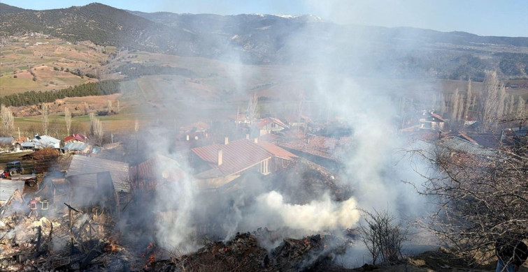İskilip'te Yangın Felaketi: 2 Ev ve Ambar Yok Oldu