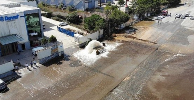 İSKİ'ye Ait Olan Ana Su Borusu Patladı: Fabrikayı Su Bastı!