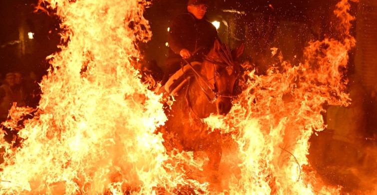 İspanya'da Ateşten Geçirilen Atlar Festivalinde Geleneğin İzleri