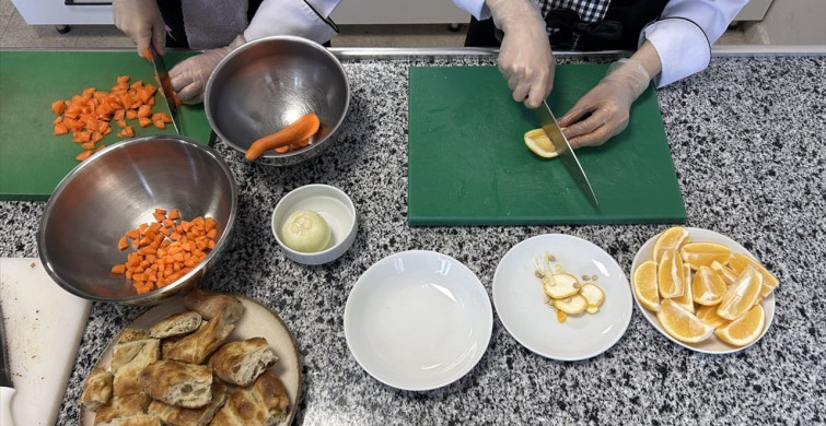 Isparta'da Öğrencilerden Hayırlı Proje: İftarda Yaşlılara Çorba Dağıtımı