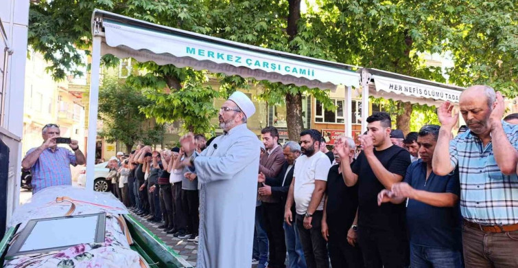 Isparta'da park halindeki otomobilde ölü bulunan genç kız toprağa verildi