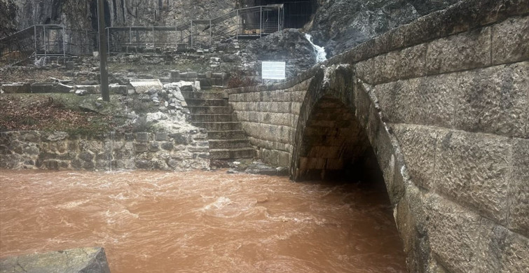 Isparta'da Sağanak Yağış Hayatı Olumsuz Etkiledi