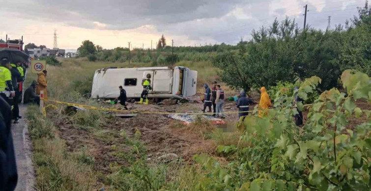 Isparta'da tur minibüsü şarampole yuvarlandı: 4 ölü, 16 yaralı