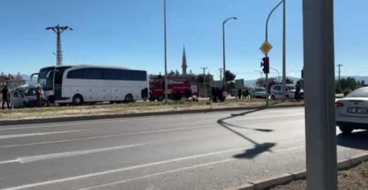 Isparta'da tur otobüsü ile hafif ticari araç çarpıştı: 25 yaşında sürücü hayatını kaybetti