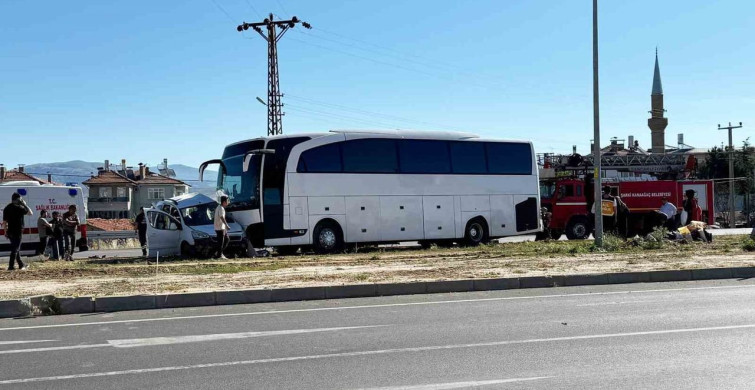 Isparta’da tur otobüsü ile hafif ticari araç çarpıştı, genç sürücü hayatını kaybetti