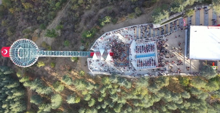 Isparta'daki Cam Teras 1 Milyonu Aştı
