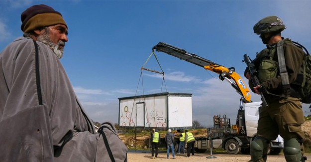 İsrail El Halil'de Bir Okulun Konteynerına El Koydu