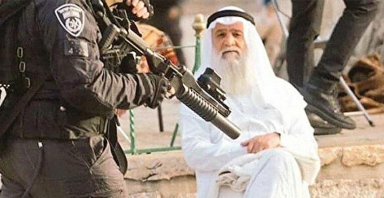 İsrail güçlerine karşı bacak bacak üstüne atarak oturan Filistinli adam o anın hikayesini anlattı!