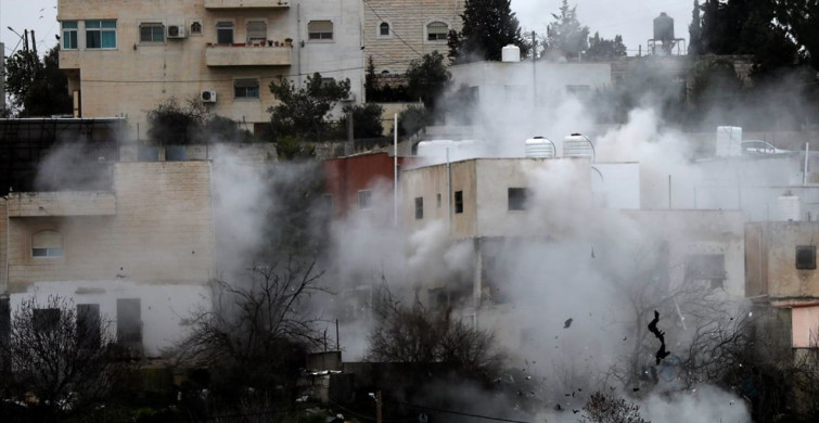 İsrail Ordusu Batı Şeria'da Filistinli Ailesinin Evinin Yıktı