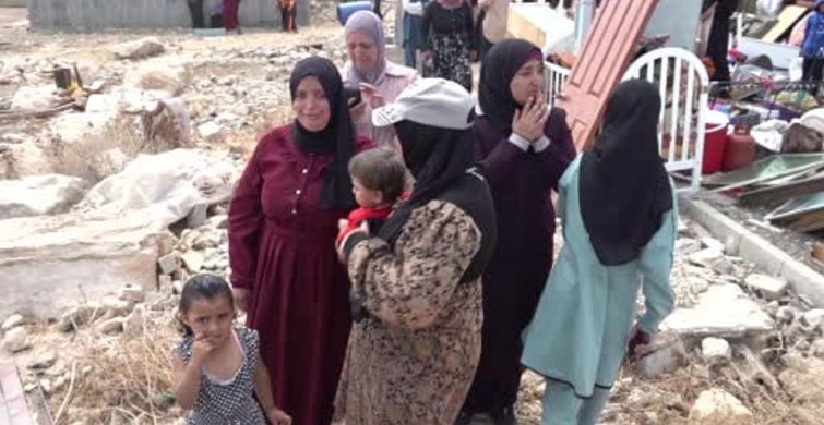İsrail ordusu, Batı Şeria'da iki evi yıktı, iki Filistinliyi gözaltına aldı