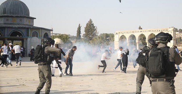 İsrail Polisi Mescid-i Aksa'da Nöbet Tutan Filistinlilere Saldırdı
