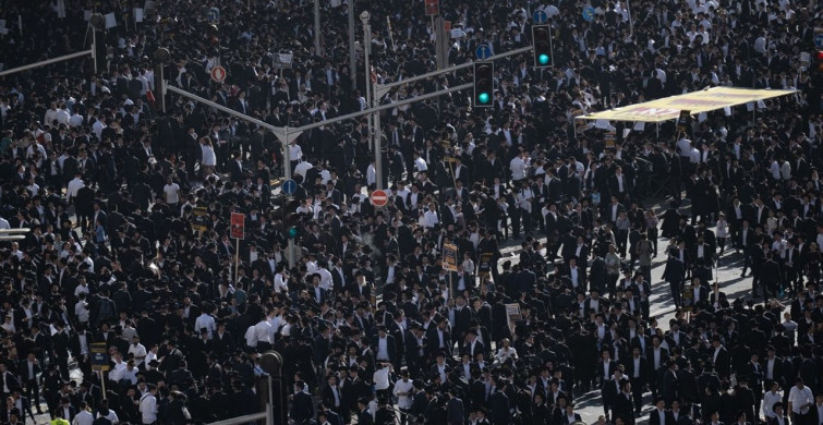 İsrail'de Ultra Ortodokslar Zorunlu Askerliği Protesto Ediyor İsrail'de Ultra Ortodokslar Zorunlu Askerliği Protesto Ediyor