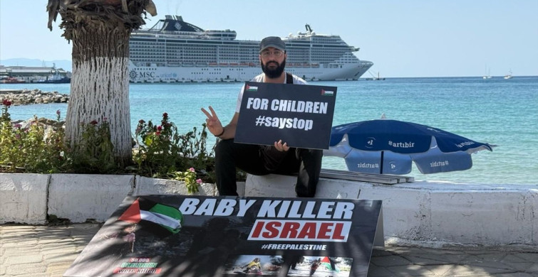 İsrail'in Gazze Saldırılarına Dikkat Çeken Tek Kişilik Eylem