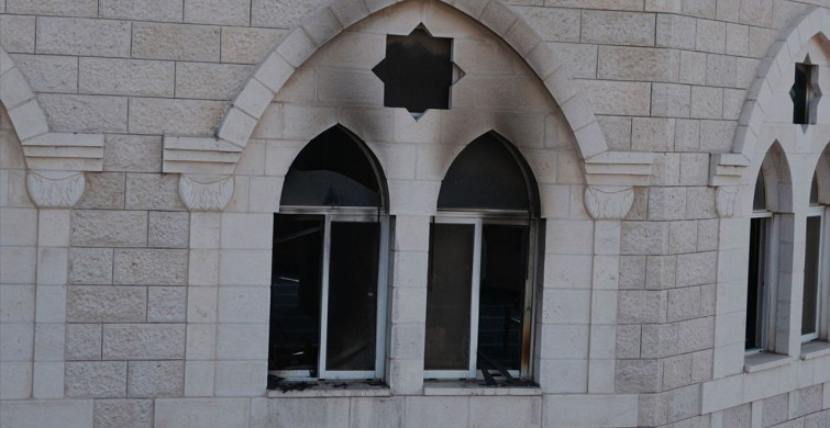 İsrailliler Batı Şeria'da Camiyi Kundakladı