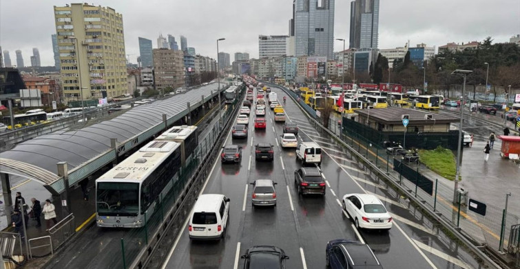 İstanbul Anadolu Yakası'nda Trafik Yoğunluğu Zirveye Ulaştı