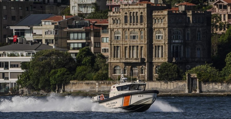 İstanbul Boğazı'nda Kayıp Yüzücü İçin Arama Çalışmaları Devam Ediyor