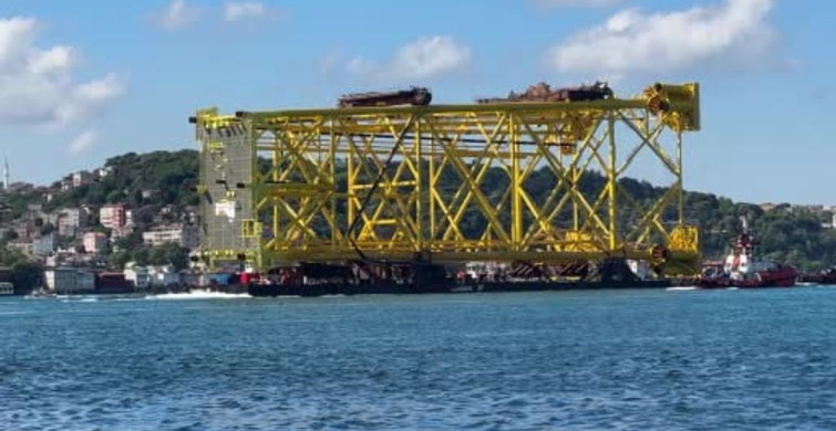 İstanbul Boğazı'ndan 350 metrelik sondaj platform iskelesi geçiş yaptı