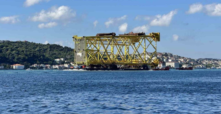 İstanbul Boğazı'ndan 350 metrelik sondaj platformu iskelesi geçiş yaptı