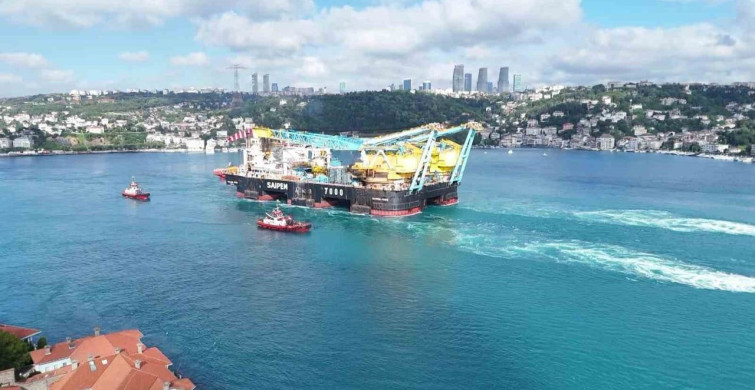 İstanbul Boğazı’ndan geçen dev vinç gemisi havadan görüntülendi