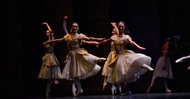 İstanbul Devlet Opera ve Balesi'nde Napoliten Konseri