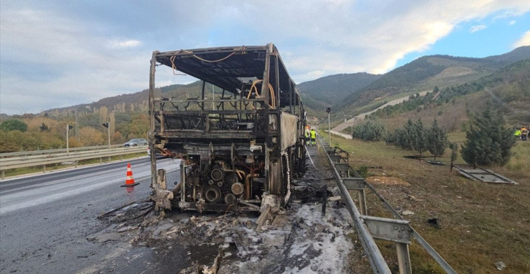 İstanbul-İzmir Otoyolu'nda Yangın: Öğrenci Otobüsü Kullanılamaz Hale Geldi